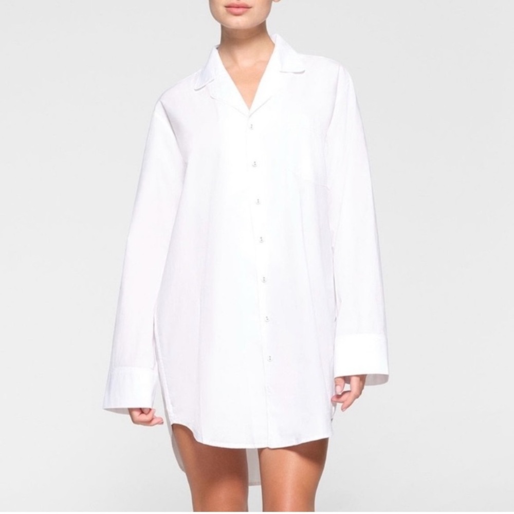 🤍SKIMS COTTON
POPLIN SLEEP BUTTON UP DRESS IN SNOW XS BNWT SOLD OUT